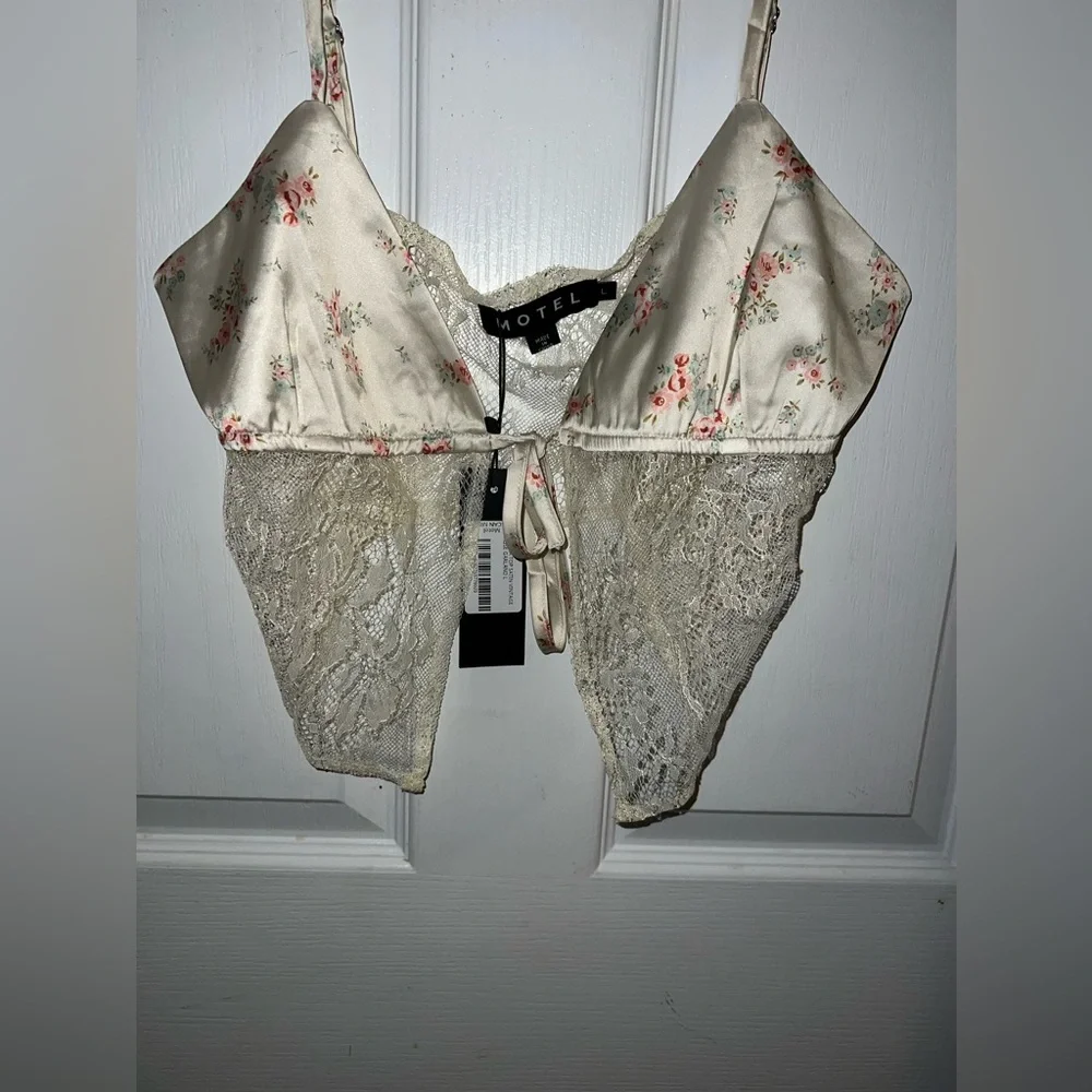 Motel - Sahira Lace Cami Top - Size Large - Picture 4 of 5